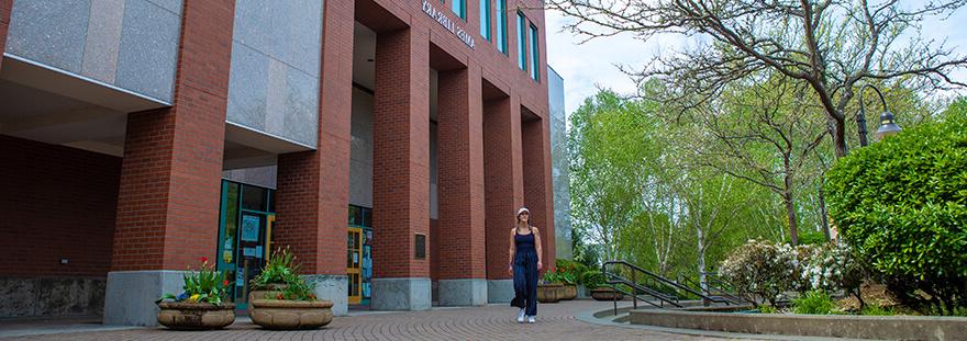 student walking in front of Ames 图书馆